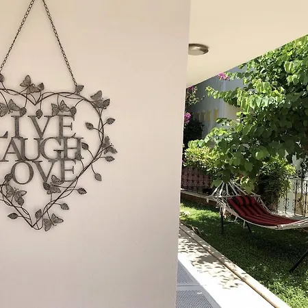 Kirmizi Lale, Private Pool, Gardens, Very Close To Town - No Need For Taxi Willa *